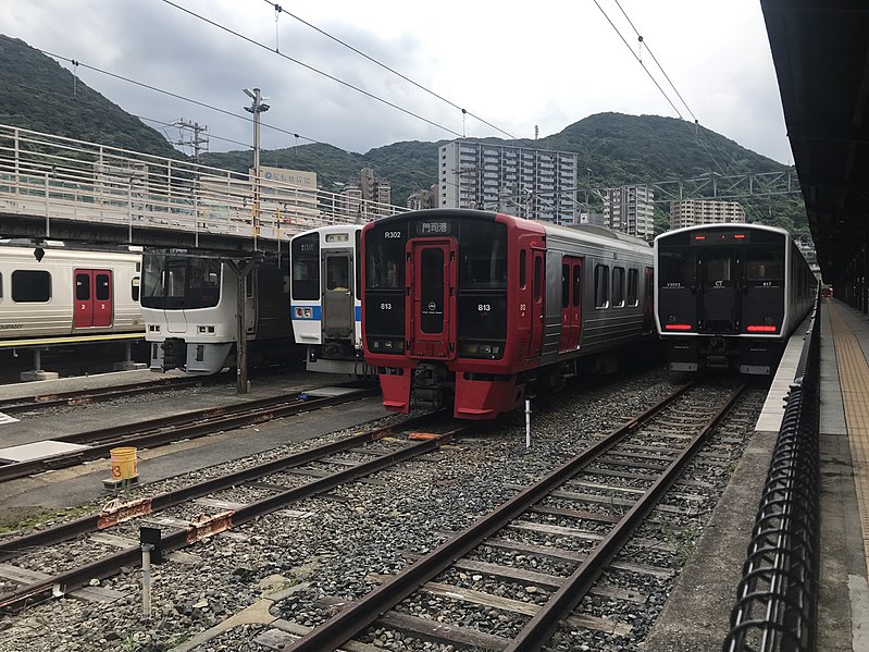 File:Trains at Mojiko Station 2.jpg