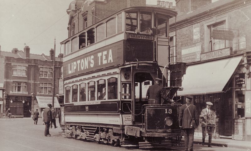 File:Tram in hanwell boston road.JPG