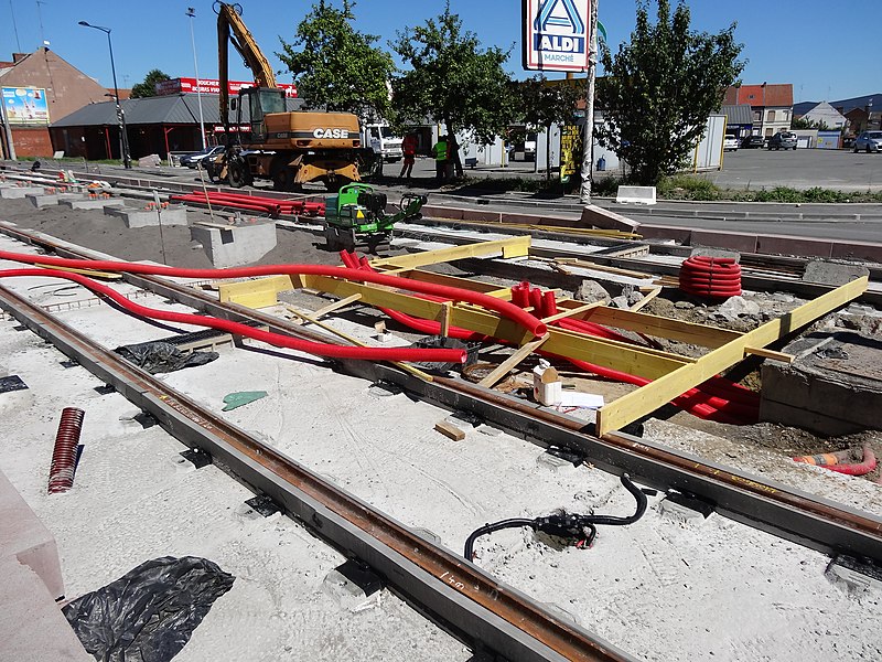 File:Travaux de la branche vers Vieux-Condé de la ligne B du tramway de Valenciennes en août 2013 (075).JPG