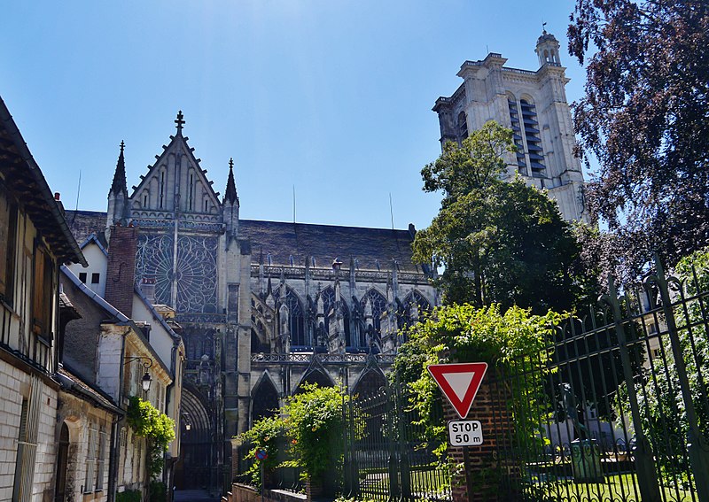 File:Troyes Cathédrale St. Pierre et Paul Nordseite 1.jpg