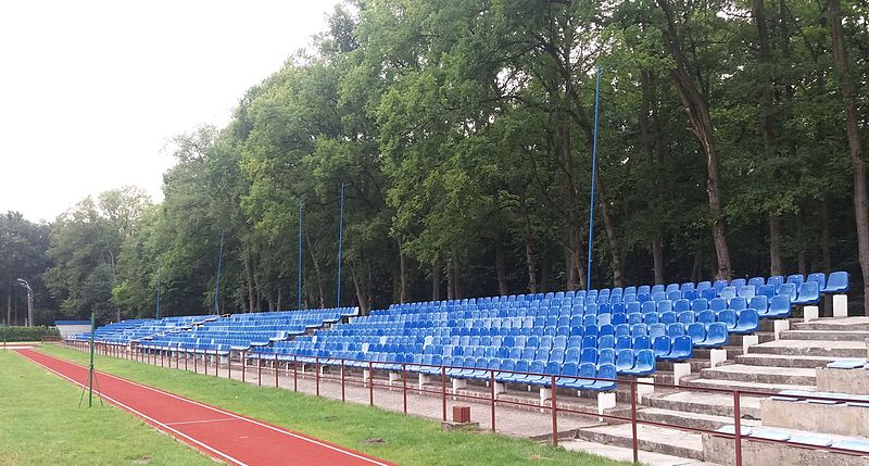 File:Trybuna gospodarzy stadionu w Słupcy 2016 r.jpg