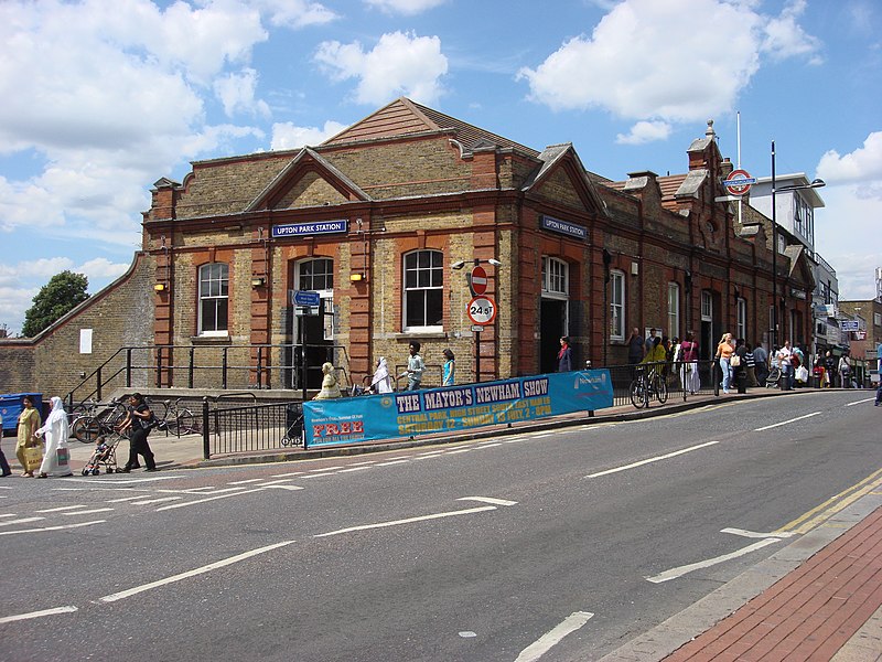 File:Upton Park tube station 2.jpg