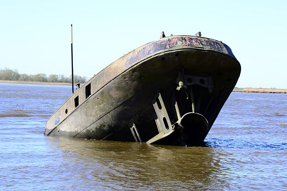 Wrack des deutschen Binnenschiffs Uwe, das 1975 in der Elbe sank