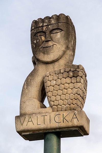 File:Valtická statue, Alois Mikulka 03.jpg