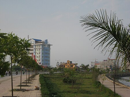 Tập_tin:Van_River_Park,_Ninh_Binh_city.jpg