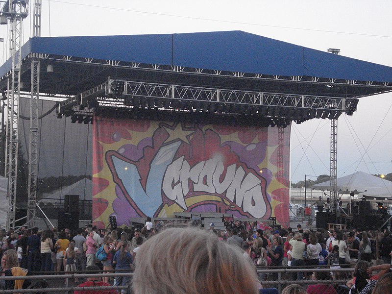 File:Vanessa Hudgens concert at the Illinois State Fair with Lauren.jpg