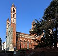 Sant'Andrean basilika Vercellissä, jonka sivuilla on aidattuja lentäviä tukipylväitä