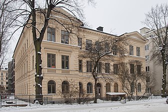 Villagatan 12 uppfördes av och för C A Olsson, efter egna ritningar.