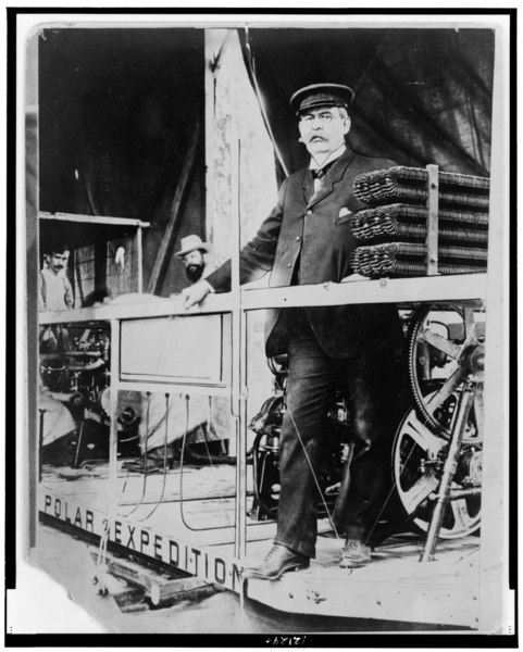 File:Walter Wellman on the deck of the polar air ship of the Chicago Record Herald LCCN98510679.tif