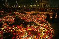 In Warskou het rouende burgers duisende kerse voor die presidentspaleis aangesteek