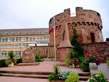 Руины башни и монумент