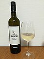 モルドヴァ産の、カベルネ・ソーヴィニヨン種で作られた白ワイン→白ワインに追加済み