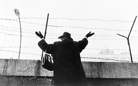 Tập tin:Winken ueber die Berliner Mauer.jpg