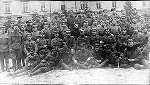Wojna polsko-ukraińska (polscy ochotnicy przed kościołem w Chyrowie) 1919.jpeg