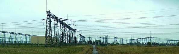 Der aus dem Umspannwerk Wolmirstedt zur Stromrichterhalle herausführende Betonweg