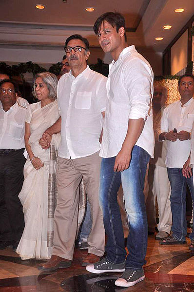 Yashodhara Oberoi, Suresh Oberoi, Vivek Oberoi at Rajesh Khanna's prayer meet