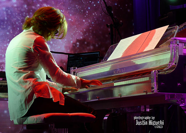 Yoshiki playing the piano at the Grammy Museum in 2013