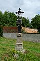 Čeština: Křížek u domu čp. 4 v Zadním Chlumu v okresu Příbram, Středočeský kraj. English: Wayside cross at house No 4 in Zadní Chlum, a village in Příbram District, Central Bohemian Region, Czech Republic.