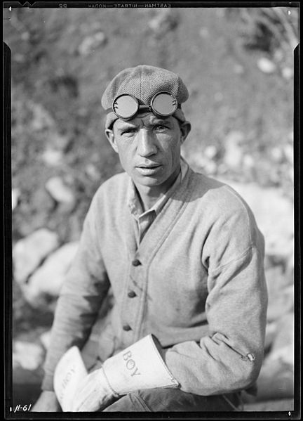 File:"William L. Carden, of Anderson County, Tennessee, acetylene burner at Norris Dam site." - NARA - 532684.jpg