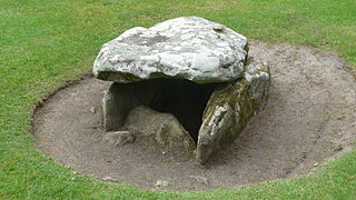 Ciste en pierre ressemblant à un dolmen miniaturisé. Le degré de reconstitution n'est pas documenté.