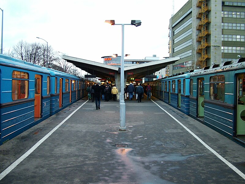 File:Örs vezér tere, Budapest metro 2.JPG