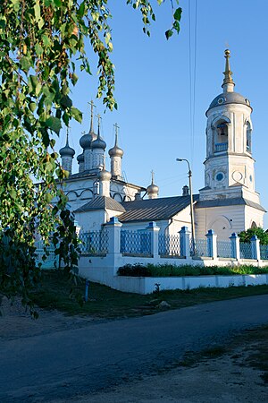 Мценск свежие. Введенская Церковь Мценск. Мценск Петропавловская Церковь. Церковь Петра и Павла Мценск. Крестовоздвиженская Церковь Мценск.