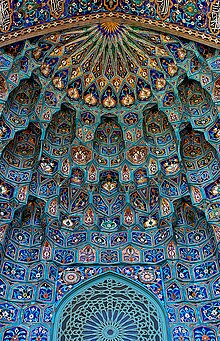 Vaulin's work in the portal of the St Petersburg Mosque Mechet' Sankt-Peterburga. Maiolika portala.jpg