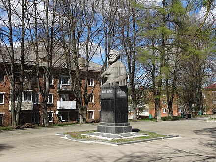 Погода в вязьме. Бюст Карла Маркса Вязьма. Карл Маркс Вязьма. Памятник Карлу Марксу в Вязьме. Бюст Карла Маркса в Туле.