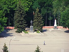 Zentralplatz mit Lenin­denkmal und Kriegs­mahnmal