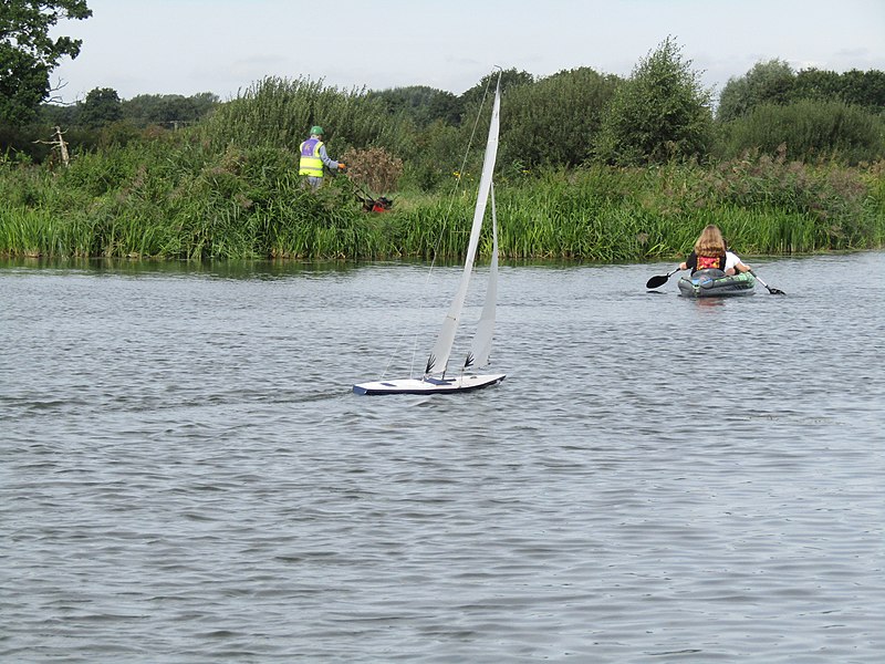 File:-2021-09-12 Model boat on Ebridge Mill pond, North Walsham and Dilham Canal (2).JPG