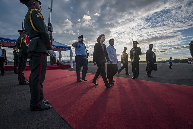 2017年1月9日，總統蔡英文與尼加拉瓜外交部長孟卡達沿紅毯前進接受禮兵致敬。