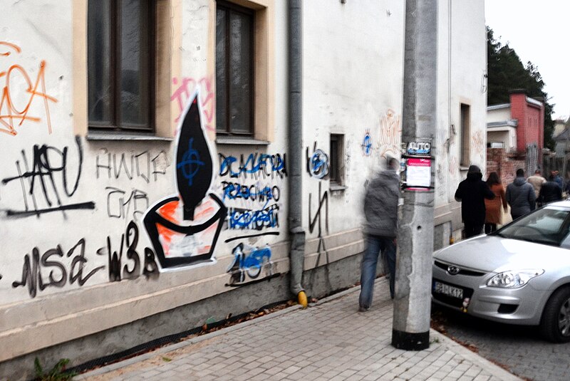 File:02017-11-01 0072 Verschwommene Graffitiwand gegen Homophobie.jpg