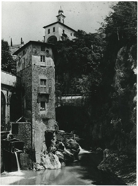 File:020 Orrido di Bellano - Casa del diavolo.jpg