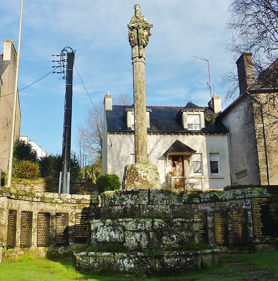 Le monument aux morts de Kerfeunten 891px-055_Kerfeunteun_Calvaire_et_monument_aux_morts