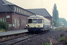 DB-Akkutriebwagen der Baureihe 515 an Gleis 6 im weitgehend zurückgebauten Bahnhof Jülich (1990)