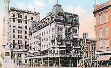 1912 - Merkez Meydan'da Hotel Allen'ın dış görünümü.jpg