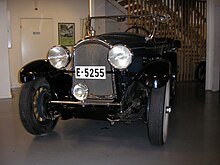 Directional (steering) headlamp (middle) on a 1928 Willys-Knight 70A Touring 1928Willys-Knight70A.jpg