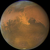 허블 우주 망원경이 촬영한 화성. 산화철로 인해 붉게 타는 듯한 외형을 가지고 있다.