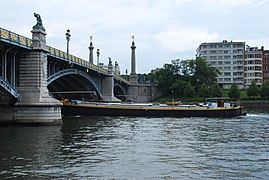 Le pont de Fragnée traversé par une péniche.