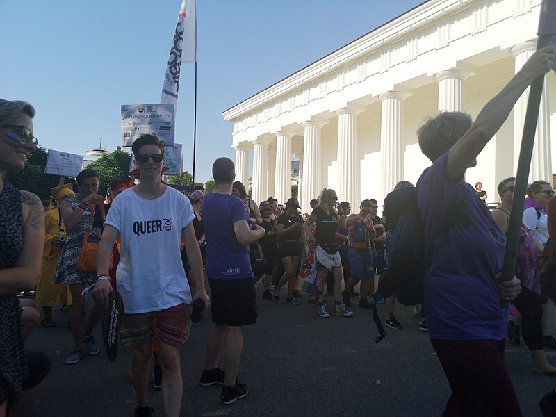 File:2019 Dyke March Wien 030.jpg