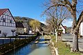 Deutsch: Die Ette, ein Zufluss der Jagst in Zaisenhausen in Süddeutschland. Blick Bachabwärts aus der Ettetalstraße in Richtung Nepomukbrücke. English: The river Ette, a tributary of Jagst in Zaisenhausen in Southern Germany.