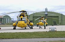 Deux Sea Kings du 'D' Flight 202 Squadron en dehors de leur hangar à Lossiemouth.