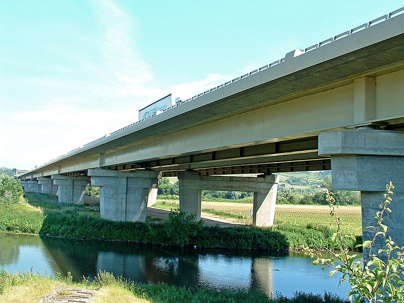 File:A13 - Viaduc de Criquebeuf - Doublement et ouvrage initial - Ensemble vu de l'aval en rive gauche.JPG