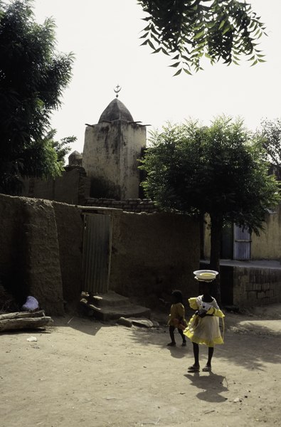 File:ASC Leiden - van Achterberg Collection - 03 - 59 - Deux petites filles en tenue occidentale avec des bols - Ségou, Mali - novembre-décembre 1993.tif