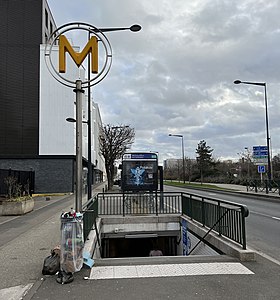 Accès à la station, avenue du Général-Leclerc, du côté des numéros impairs.