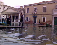 Acqua alta a Chioggia con le passerelle installate, sullo sfondo la Loggia dei Bandi e il Monte di Pietà