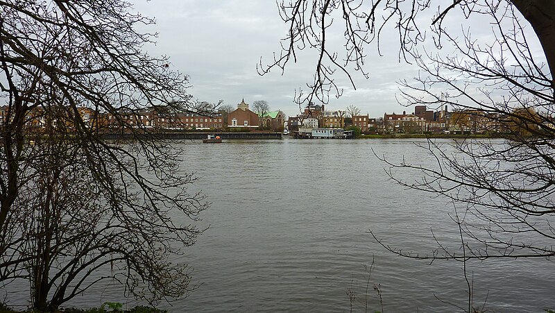 File:Across the Thames to St. Nicholas Church, Chiswick - geograph.org.uk - 5734439.jpg