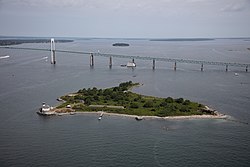 Vue aérienne du 1870 Rose Island Light.jpg