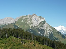 Beauregard platosundan güneybatıya doğru görülen Aiguille de Borderan.