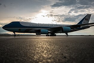 Yhdysvaltain presidentin Air Force One -lentokone Louisvillen lentoasemalla.